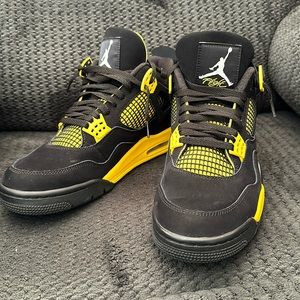 Air Jordan 4 Thunders